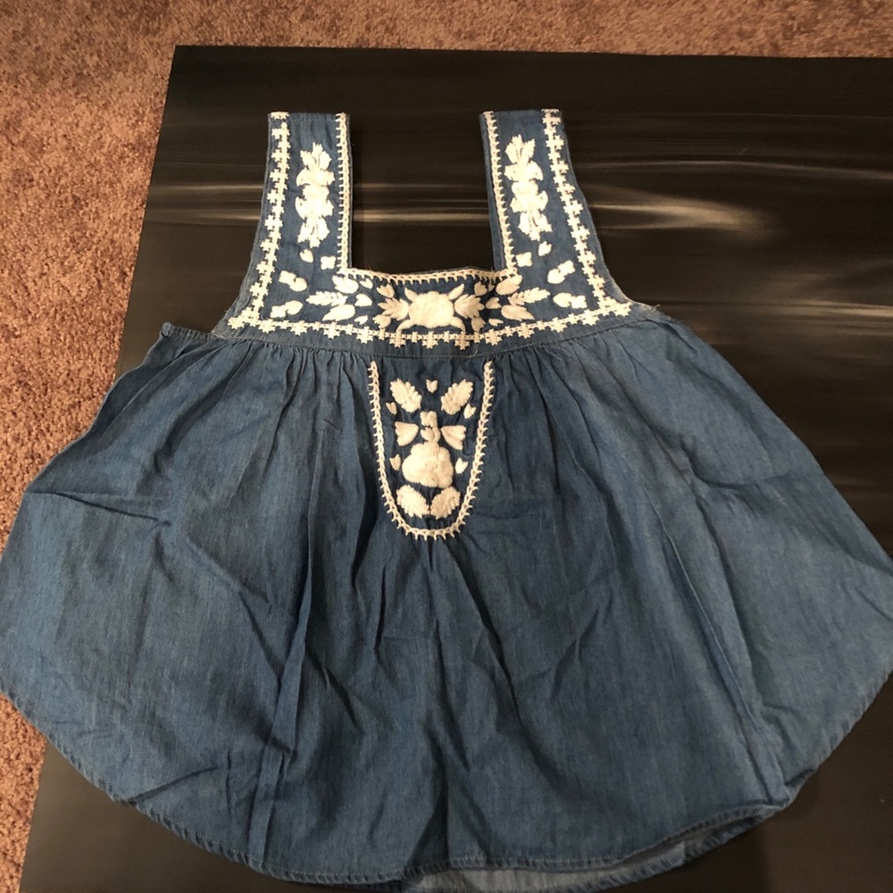 Short top never been worn like bran new